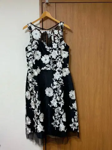 자수 장식 블랙 슬리브리스 파티용 드레스