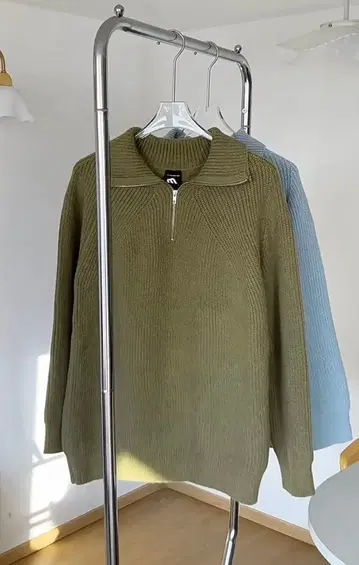 올리브색 하이넥 스웨터