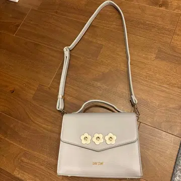 마리콴트 플라워 모티브 라이트 그레이 숄더백