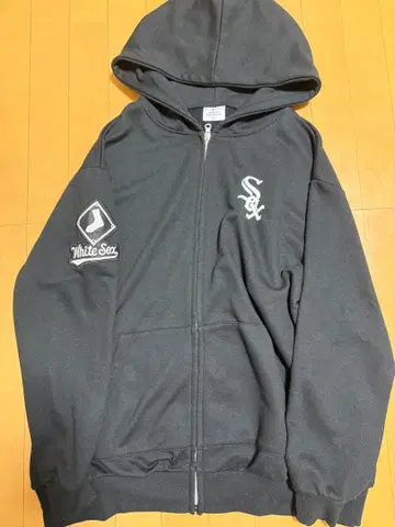 화이트 양말 블랙 지퍼 후드티