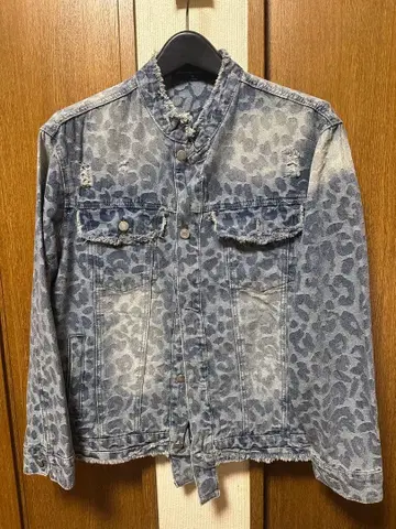 neos 루즈 실루엣 레오파드 노카라 데님 자켓