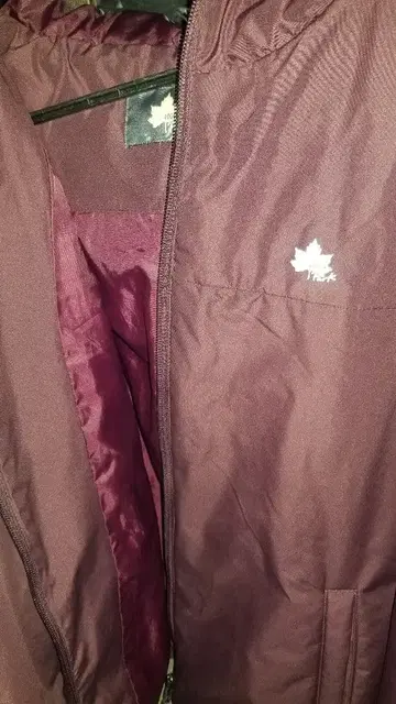 로고스 후드 부착 자켓