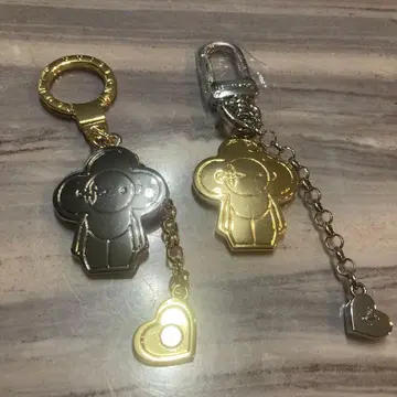 이색 키링 하트가 붙어요