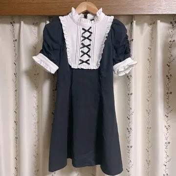 pium 요크 프릴 벨트 반팔 원피스 블랙