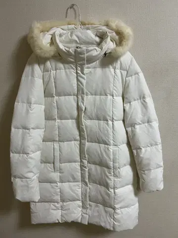 화이트 다운 자켓 후드 퍼 포함 다운 60% 페더 40%