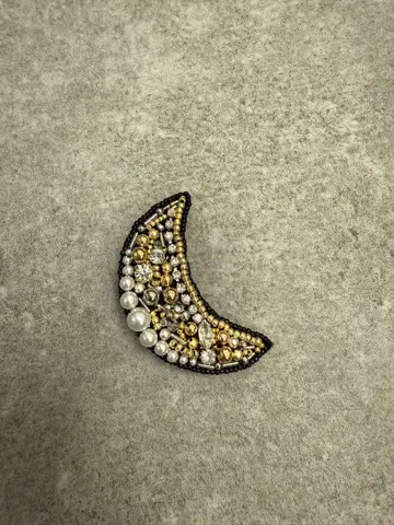 달 비즈 자수 브로치