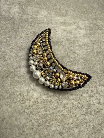 달 비즈 자수 브로치