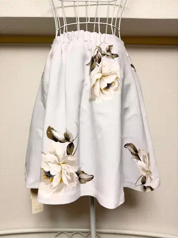 스나이델 화이트 플라워 플레어 스커트 택 포함 새상품
