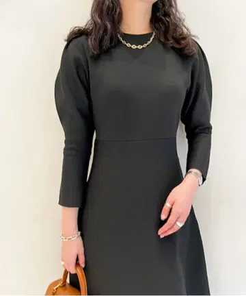 Mila Owen 미라 오웬 턱 슬리브 핏&플레어 니트 원피스