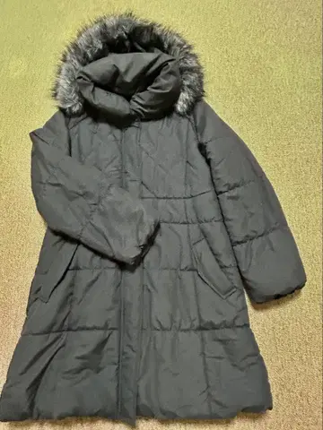 후드 퍼 달린 짙은 그레이 코트