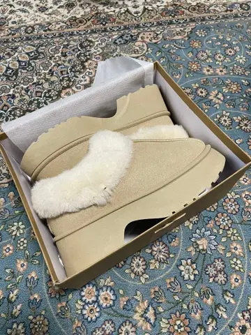 가격 대폭 인하 베이지 퍼 통굽 어그 부츠