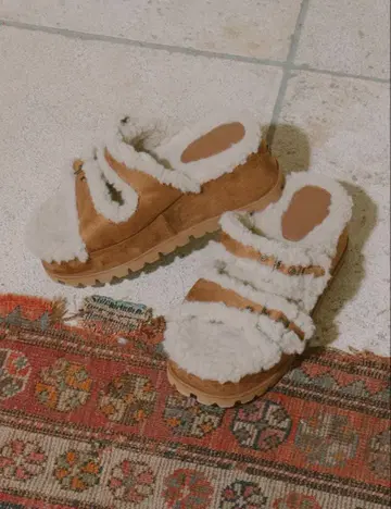 페이크 무스탕 벨트 슬립온