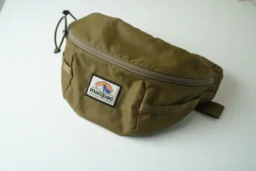 macpac 바디백 구 로고