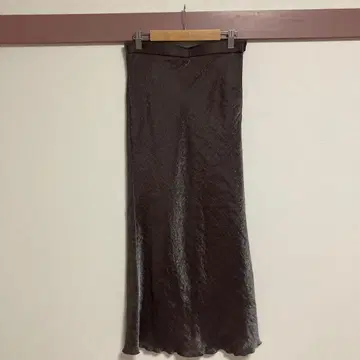 반짝이는 새틴 롱 내로우 스커트 새틴 스커트 38