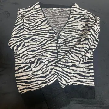 제브라 패턴 V넥 니트 가디건