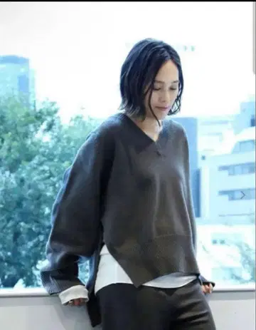 A.P. STUDIO 사이드 슬릿 V넥 니트 차콜 그레이