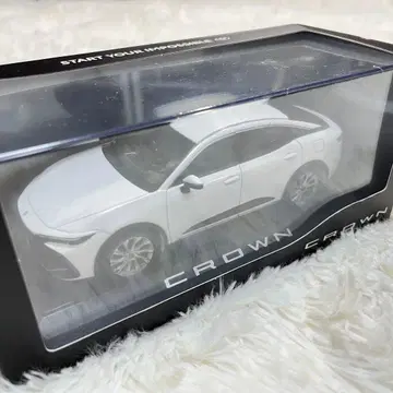 도요타 크라운 크로스오버 화이트 펄 미니카 1/30