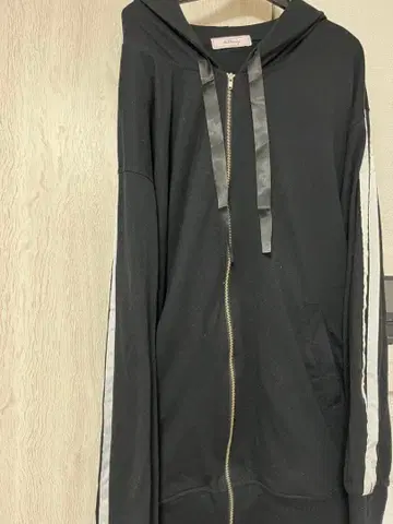 블랙 후드티 풀 집업 날개 디자인 ankrouge