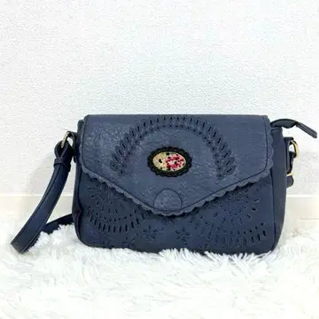 [새상품급] 레이크 알스터 자수 디자인 네이비 숄더백 가죽