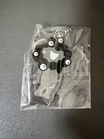 미야쿠미야쿠 아크릴 키링 블랙 화이트