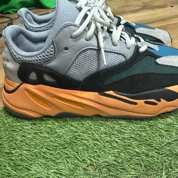 Yeezy 700 그레이/오렌지 스니커즈