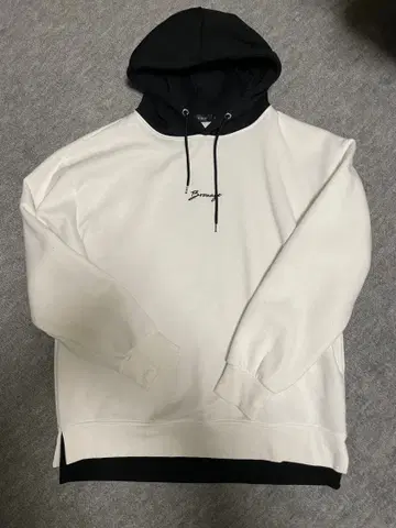 화이트/블랙 후드 부착 후드티