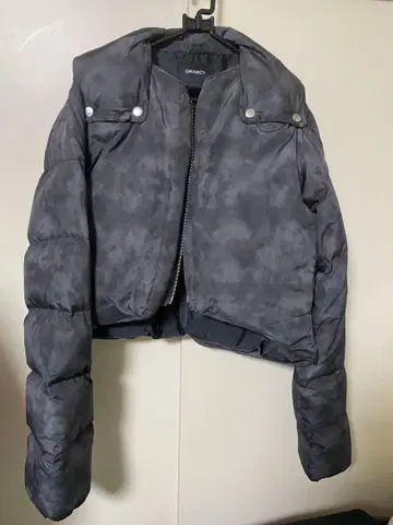 [GRANCY] 프린트 숏 리얼 다운 블랙 S