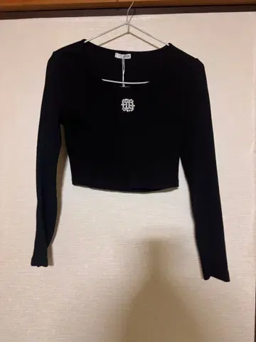 비쥬 장식 블랙 크롭 니트