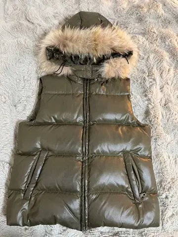 NOMBRE IMPAIR 카키 퍼 탈부착 가능 다운 베스트