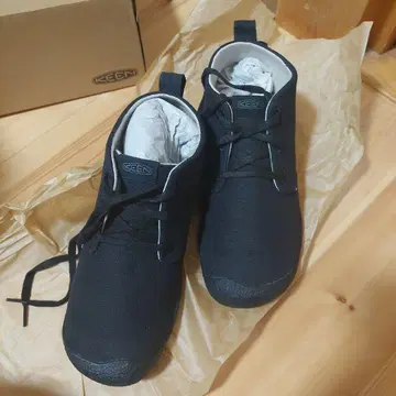 KEEN 블랙 하이컷 신발