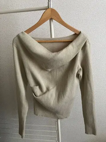 mystic 오프숄더 리브 니트 베이지 긴팔