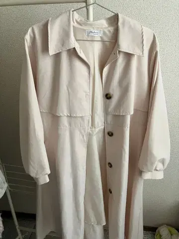 크림색 트렌치코트 벨트 포함