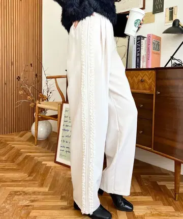 아이보리 슬랙스 프릴 포함