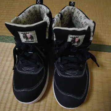 moz 블랙 하이컷 스니커즈