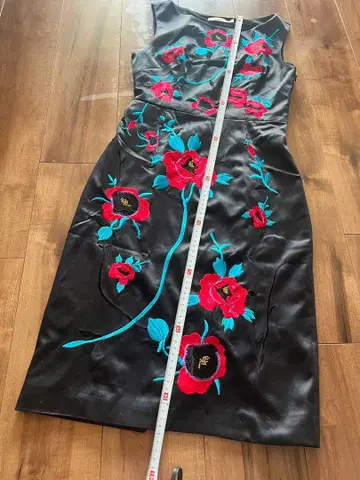 슬리브리스 무릎 기장 원피스 블랙 꽃 자수