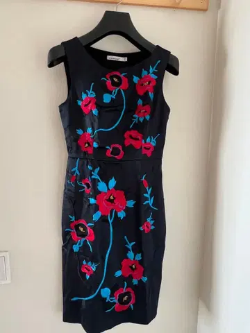 슬리브리스 무릎 기장 원피스 블랙 꽃 자수