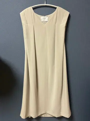 STUDIOUS 베이지 슬리브리스 원피스