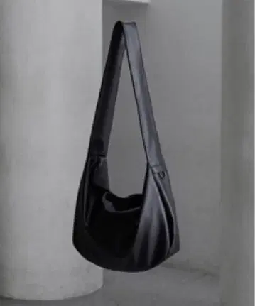 CALLNE 테크 하프 문 숄더백