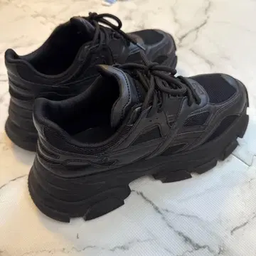 Bershka 블랙 통굽 스니커즈