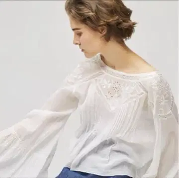 투모로우랜드 레이스 블라우스 맥피