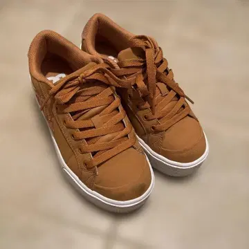 DC 브라운 스니커즈