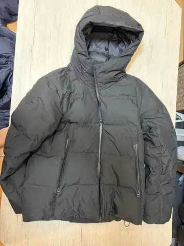 블랙 다운 자켓 후드 부착