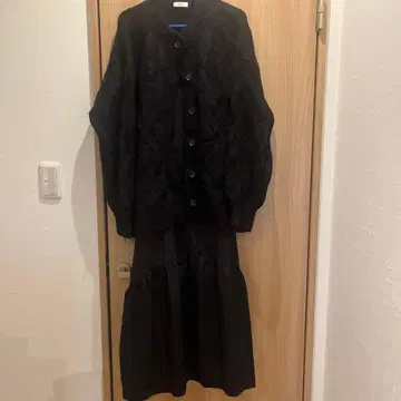 LOWRYS FARM 블랙 가디건과 스커트 세트