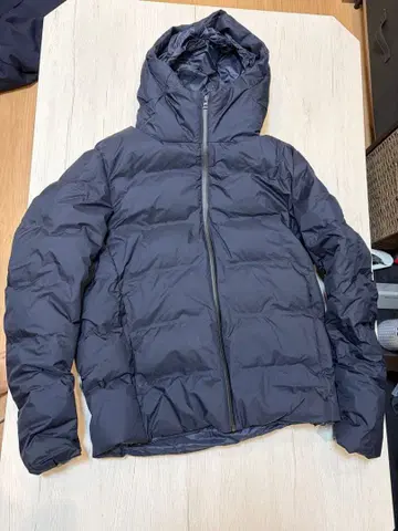 네이비 컬러 후드 부착 다운 자켓 L 사이즈