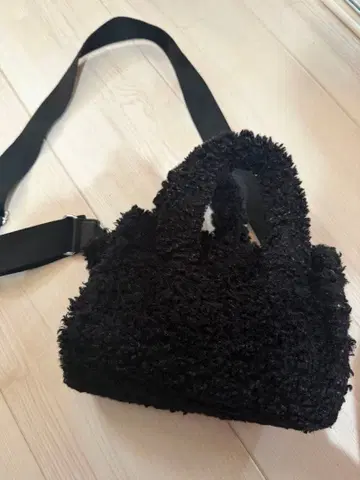 GU 퍼 소재 블랙 숄더백