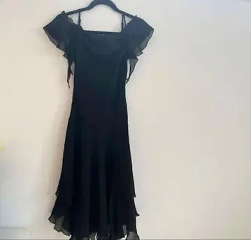 오프숄더 프릴 블랙 드레스 결혼식 및 파티