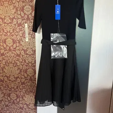 BLUE LABEL CRESTBRIDGE 반팔 무릎 기장 원피스 블랙