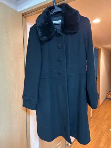 퍼 달린 블랙 롱 코트