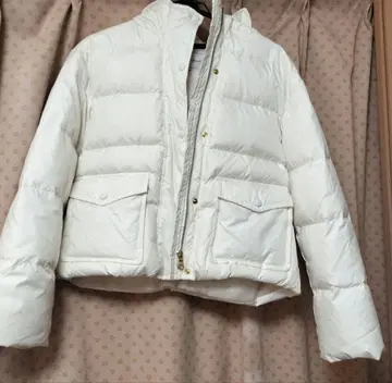 Couture brooch 다운 자켓 화이트