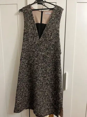 트위드 V넥 슬리브리스 원피스